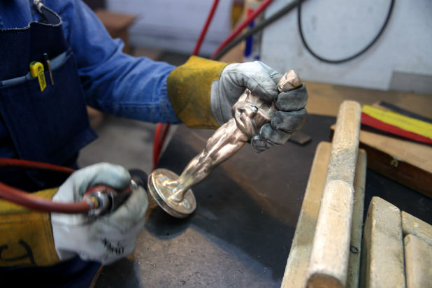 Fabrication d'un oscar : le polissage