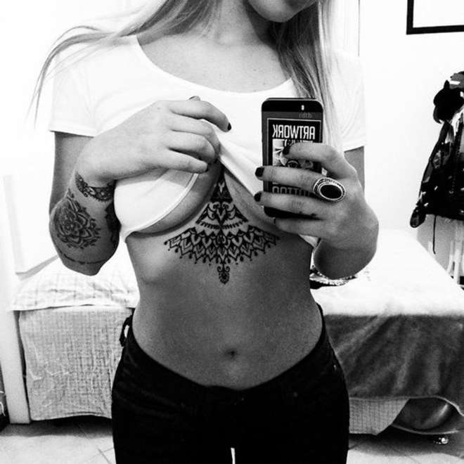 tatouage sous la poitrine