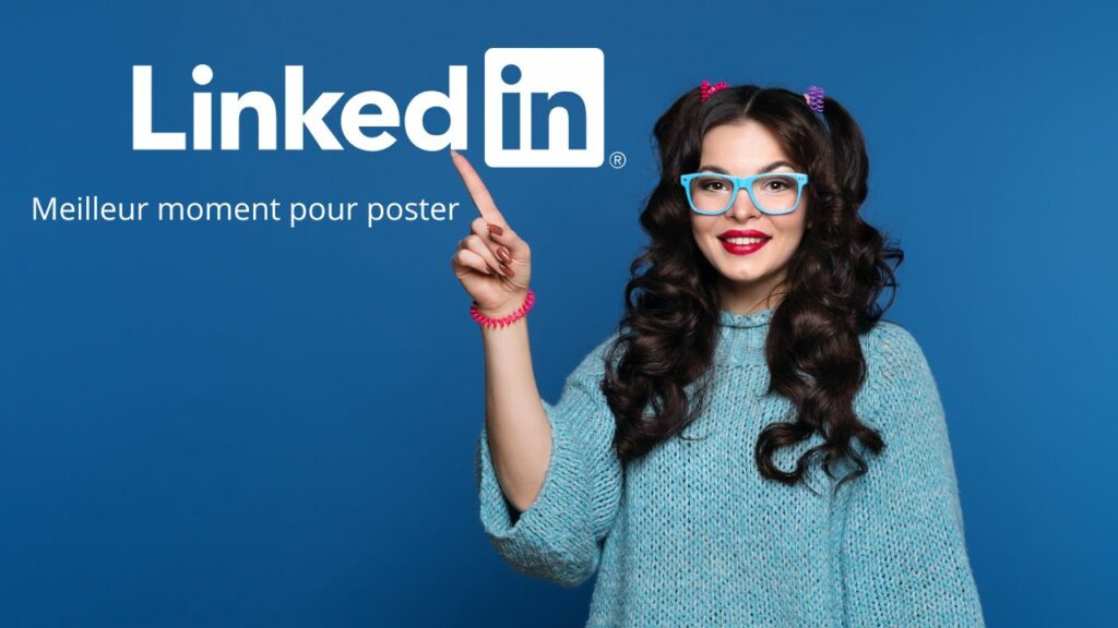Femme souriante pointant du doigt vers le logo LinkedIn, indiquant le moment idéal pour y publier.
