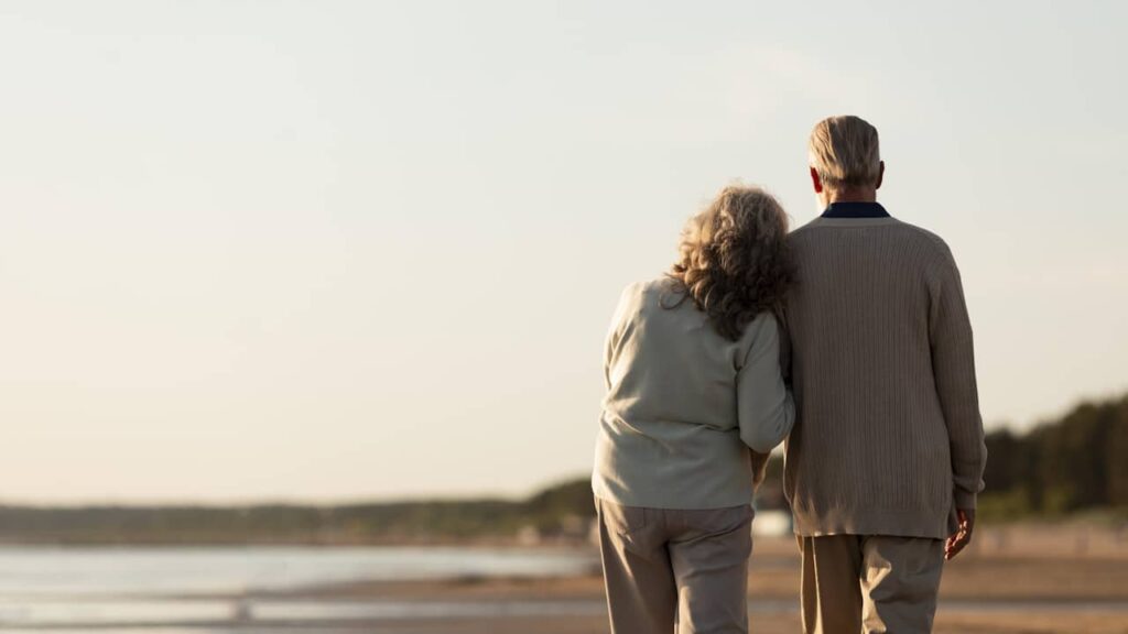 seniors couple retraite paysage mer