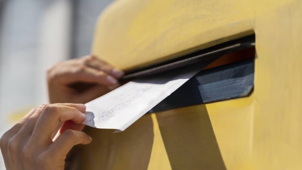 lettre boite aux lettres jaune