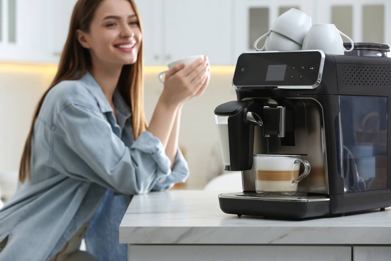 Préparation d'un latté avec une machine à café De'Longhi