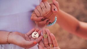 Tendance 2025 : les bijoux personnalisés font le buzz
