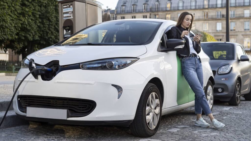 voiture electrique charge femme qui attend