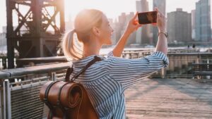 Voyager en 2026 : micro-aventures et divertissement numérique nomade